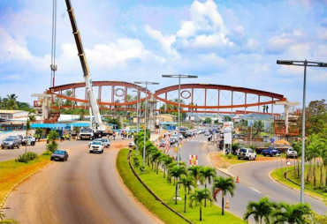 Une passerelle piétonne en bois 100% fabrication locale à Libreville !