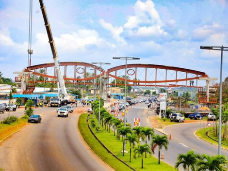 Une passerelle piétonne en bois 100% fabrication locale à Libreville !