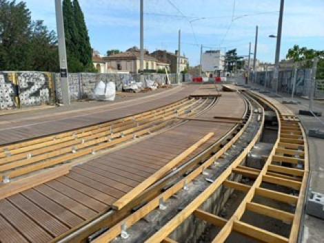 Renovation of a tropical wood flooring on a tramway line in Montpellier